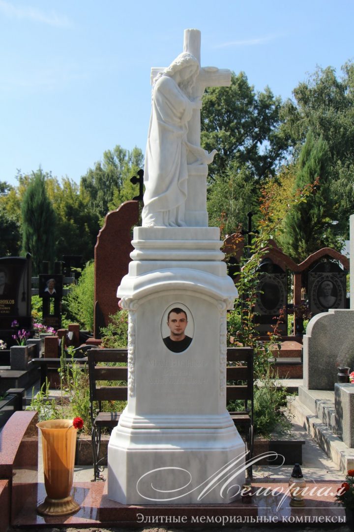 Мармуровий пам'ятник — скульптура з ангелом — фото 3