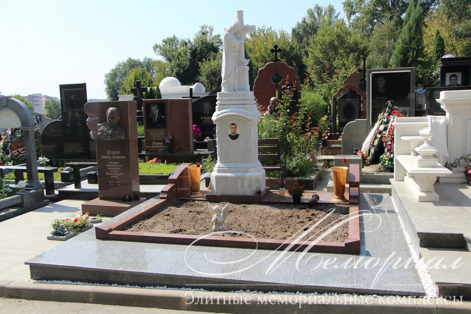 Мармуровий пам'ятник — скульптура з ангелом