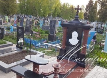 Портрет з білого мармуру в ритуальному комплексі з червоного і чорного граніту (м.Київ)